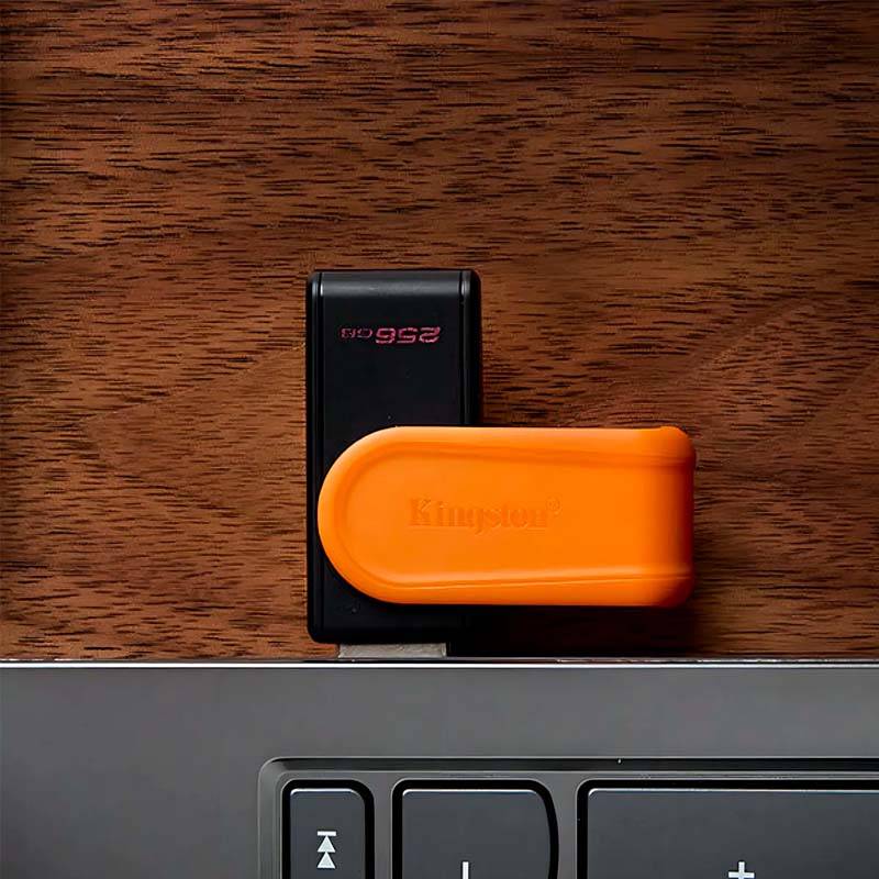 Pendrive Kingston Exodia S 256GB en uso